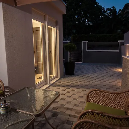 Vakantiehuis Aspalathos - With Free Parking, Near The Beach, A Few Minutes' Walking Distance To The Unesco Palace Split