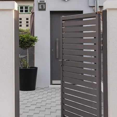 Aspalathos - With Free Parking, Near The Beach, A Few Minutes' Walking Distance To The Unesco Palace Split