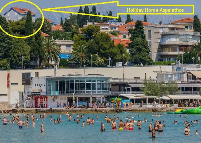 Dom wakacyjny Aspalathos - With Free Parking, Near The Beach, A Few Minutes' Walking Distance To The Unesco Palace *