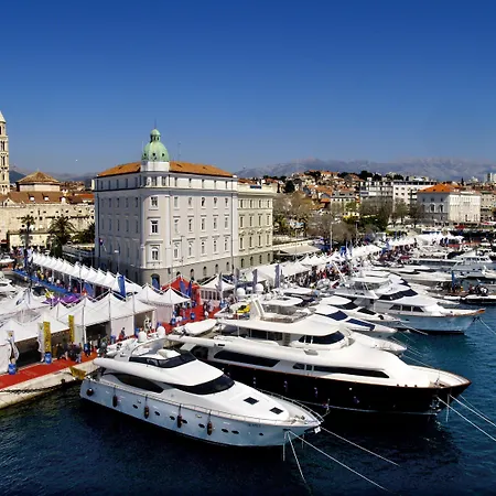 Aspalathos - With Free Parking, Near The Beach, A Few Minutes' Walking Distance To The Unesco Palace * Сплит