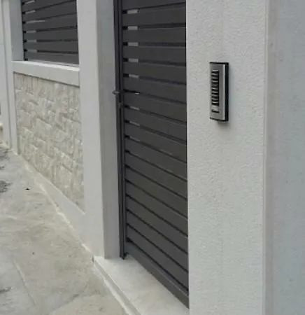 Vikendica Aspalathos - With Free Parking, Near The Beach, A Few Minutes' Walking Distance To The Unesco Palace Split